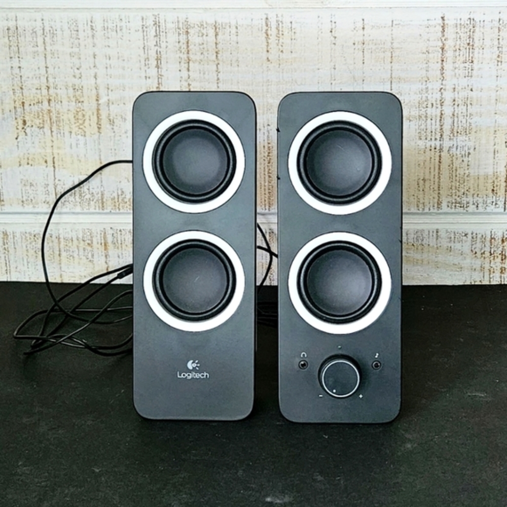 Logitech Z200 Stereo Desktop Speakers /‎ Laptop Speakers with Dual 3.5mm Input